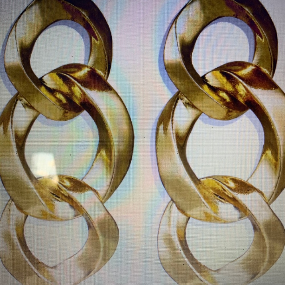 Chain motif earrings
